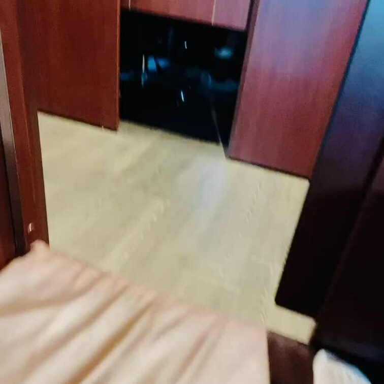 扉開けたまま脚開いてオナニーしてたら人通ってすごい焦った動画🫣🫣