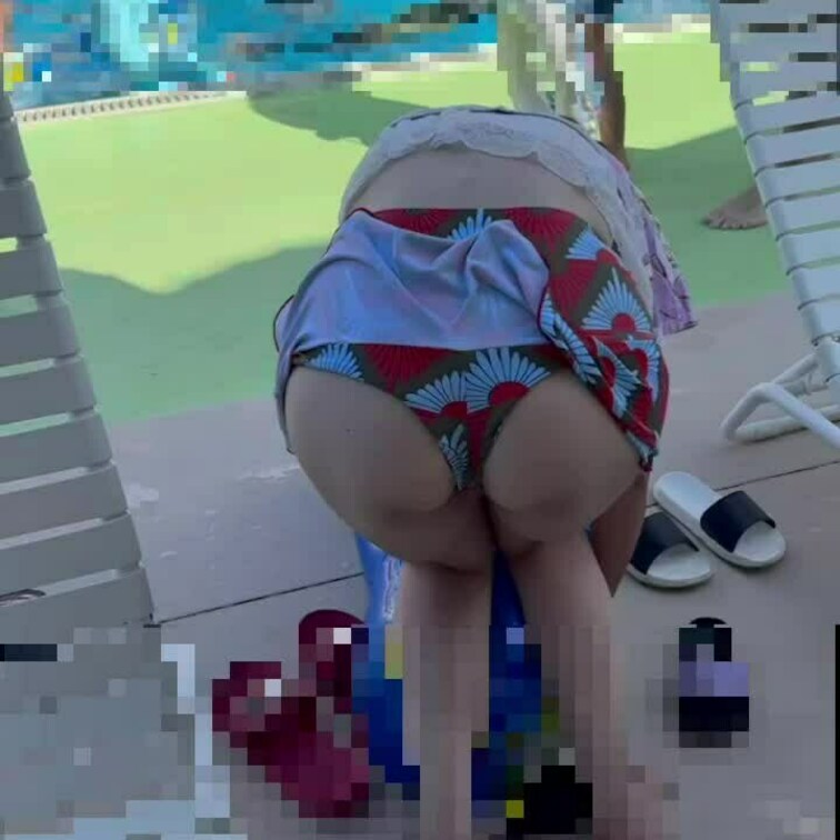 浮き輪の空気を抜く嫁ちゃん😊 両サイドには○○○連れのパパさんが居たので見せびらかす様に捲り上げてあげました😁ガッツリ見