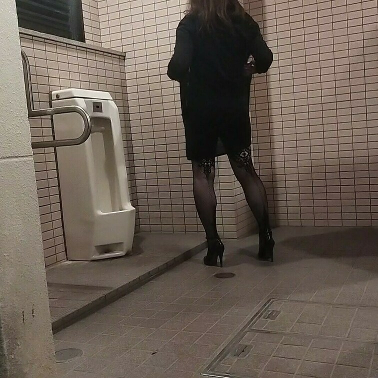 男子トイレで男性を
待ち伏せ