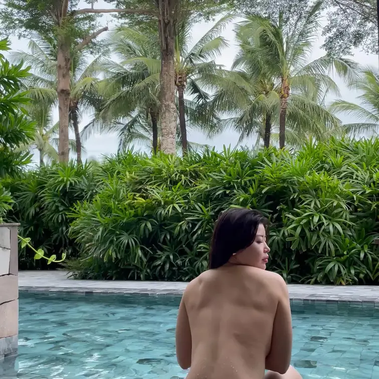 全裸でプール🏝️