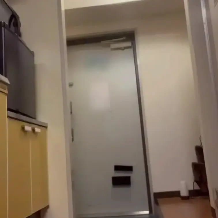 またまた玄関露出＃２
すっかり宅配のおにいさんに全裸を見せつけるのにハマっちゃった桃。
今回も配達にきたおにいさんに