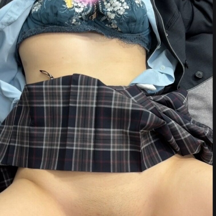 バイト帰りに送ってあげると言う口実で、僕の自宅に連れ込んで中出しも出てきたときの映像の切り抜きです！

脱がしてみた