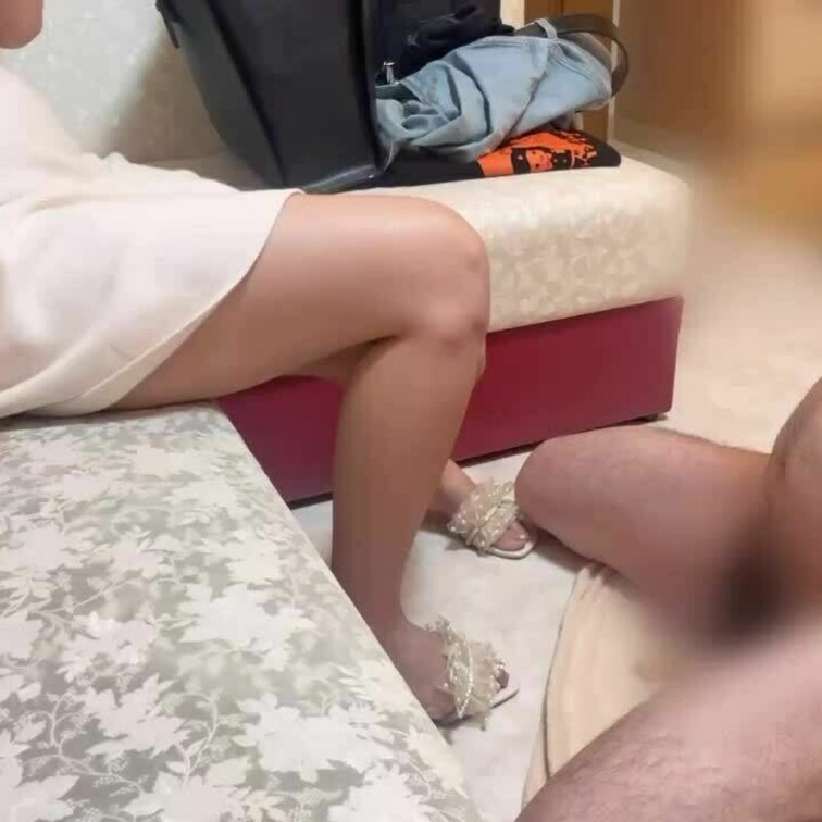 ドMマゾにヒールでオチンコ踏みつけ、
足舐めさせ、尿道に指突っ込むぞって脅してびびってる笑 腹蹴り、両足顔踏み、
最