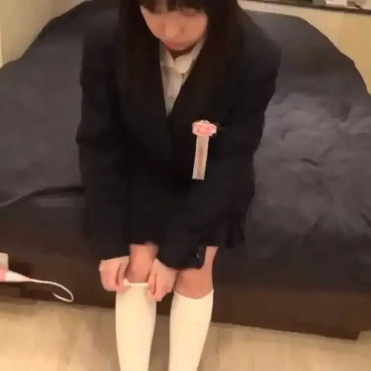 おとといが卒業式だったそーです。
4月からは学校が変わるので、もう制服がいらなくなったので買って欲しいんだそー
です。
掲示板で15日当日限定で募集を募っていたので、明らかに金に困っているんだ
と悟り、交渉次第ではいけるところまで行けると確信、足元を見る気マンマンで待
ち合わせました。
案の定、口車に乗せて制服だけじゃなく、下着も、さらにフェラまで頂くことに成
功しました。まだ処女らしいのでここまでですが、処女じゃなくなったらヤラせて
もらえることも確約。
次会う時には、進学した新しい制服なんでしょうか。楽しみです。
長さ20分06秒(前半)20分01秒(後半)
フレーム幅1280×720
形式mp4
※こちらの映像は法律、アップロード規定に違反するものではありません。
※被写体は18歳以上です。