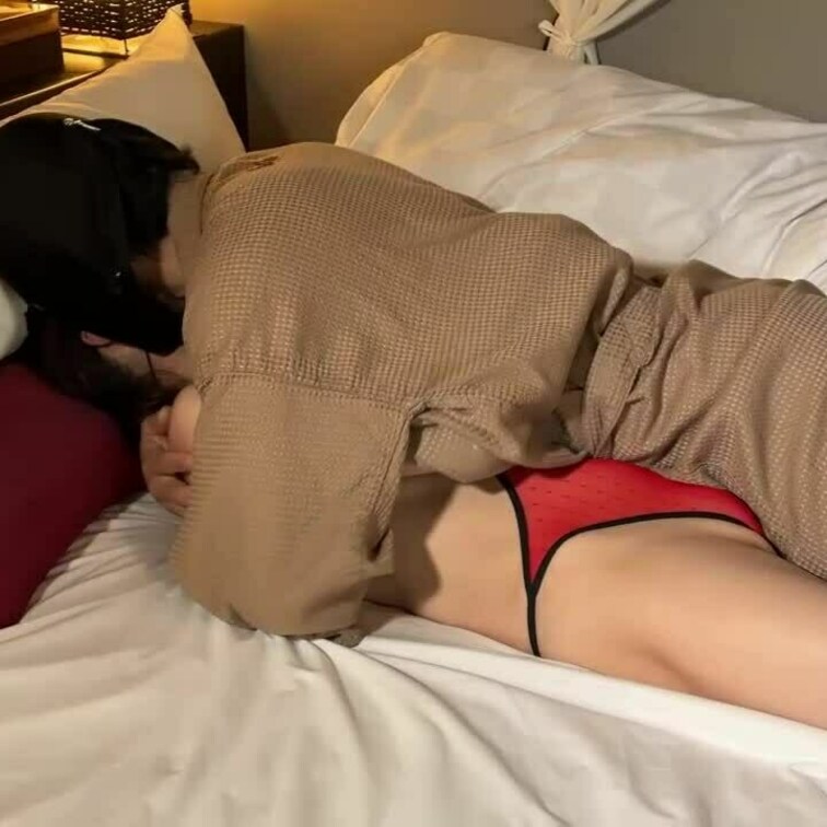 💓新作予告②💓
熱い抱擁から彼の執拗な敏感乳首攻め！徐々にクリンのスイッチが入ります💞
【NTR!性的依存に陥る妻！