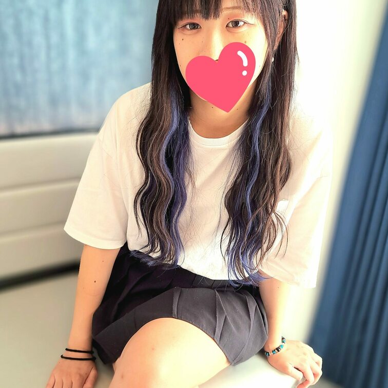 生フェラ17
初登場の今年の春に上京したばかりのJDとホテルで待ち合わせ。
部屋に入った瞬間からドア前での即フェラか
