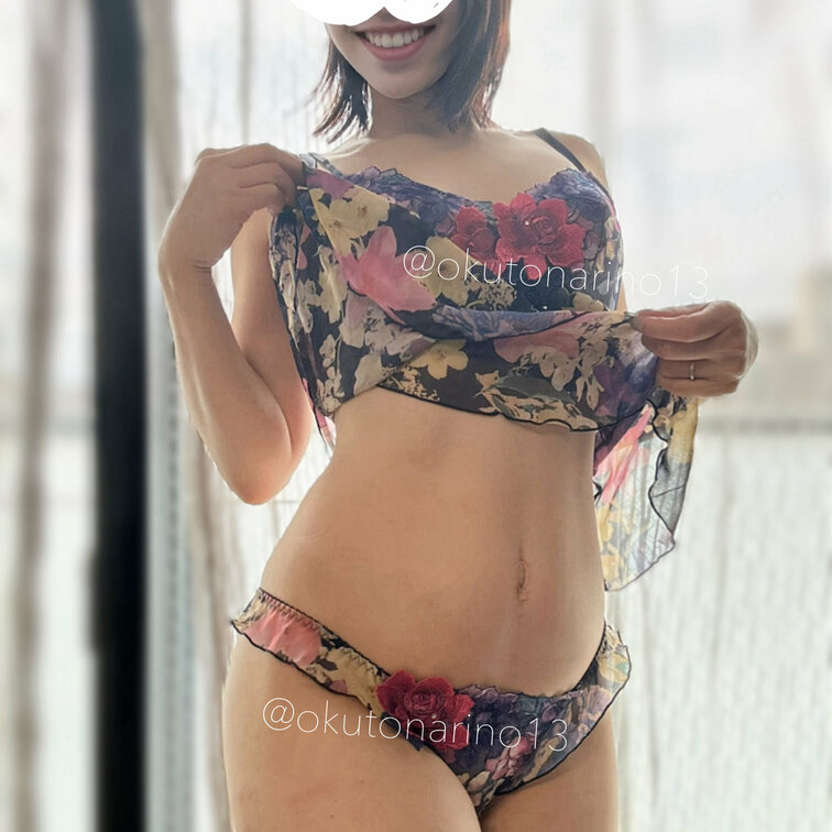 大花柄のキャミとおぱんちゅ