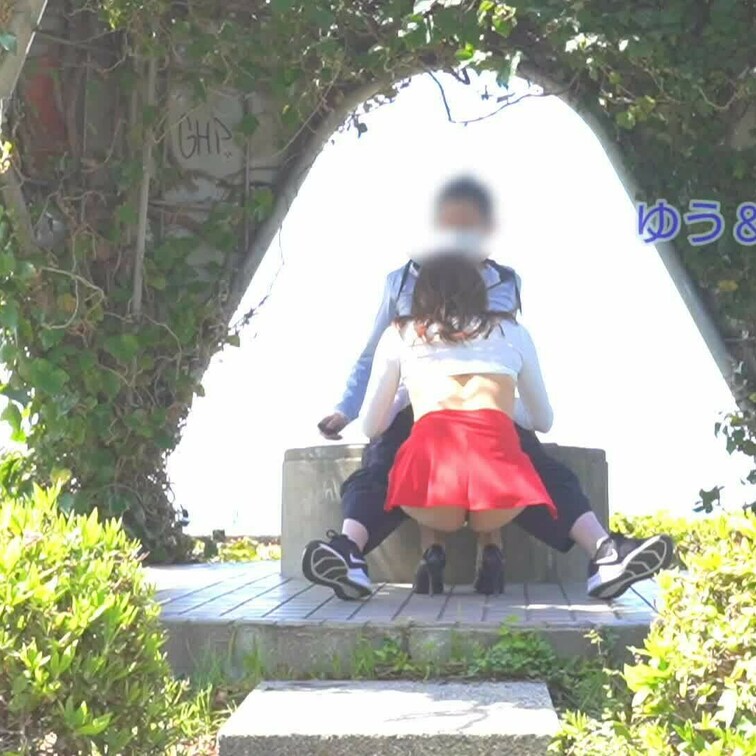 ジブリっぽい公園で、青○○○してきました💕
これなら見られてもイチャイチャしてるようにしか見えないですよね？😅
実際