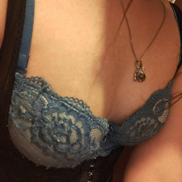 えっちな下着姿です❤️
○○○にバレないように撮って見ました🥰

自信ないけど載せてみます！