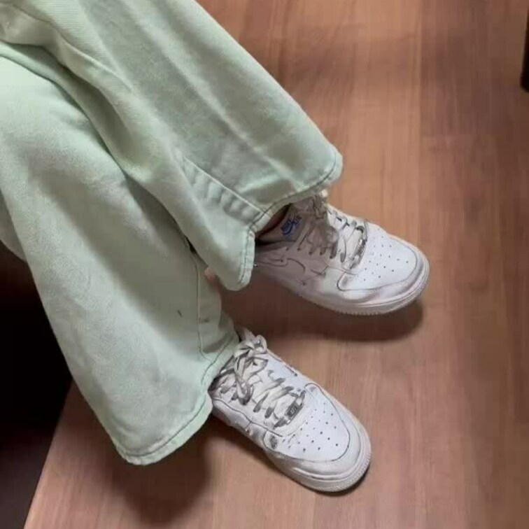 夏のロングブーツ回で人気だったモデルさん
実はこっちの撮影の方が臭いが半端なかったです
スニーカーを脱いでもらった瞬
