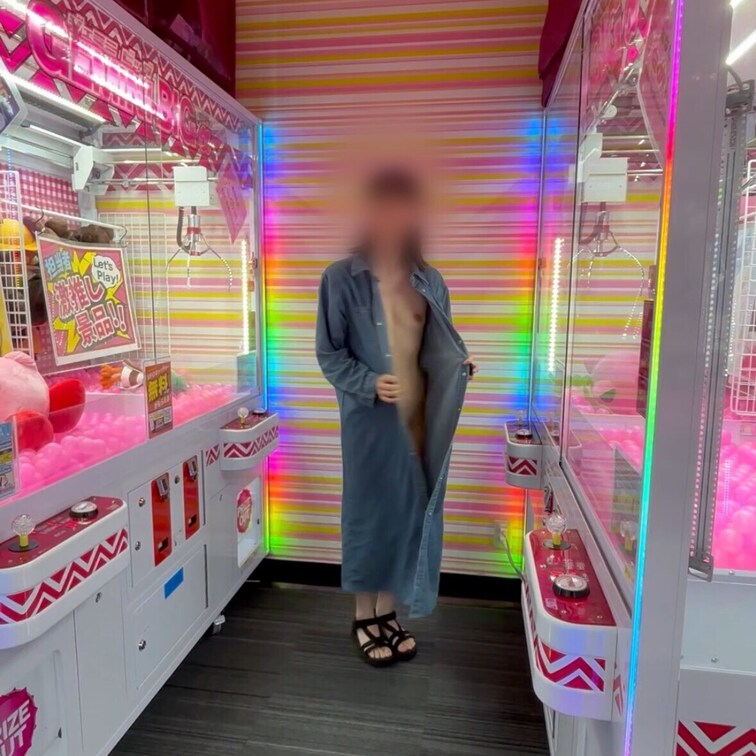 ゲーセンでクレーンゲームの間で露出🫣