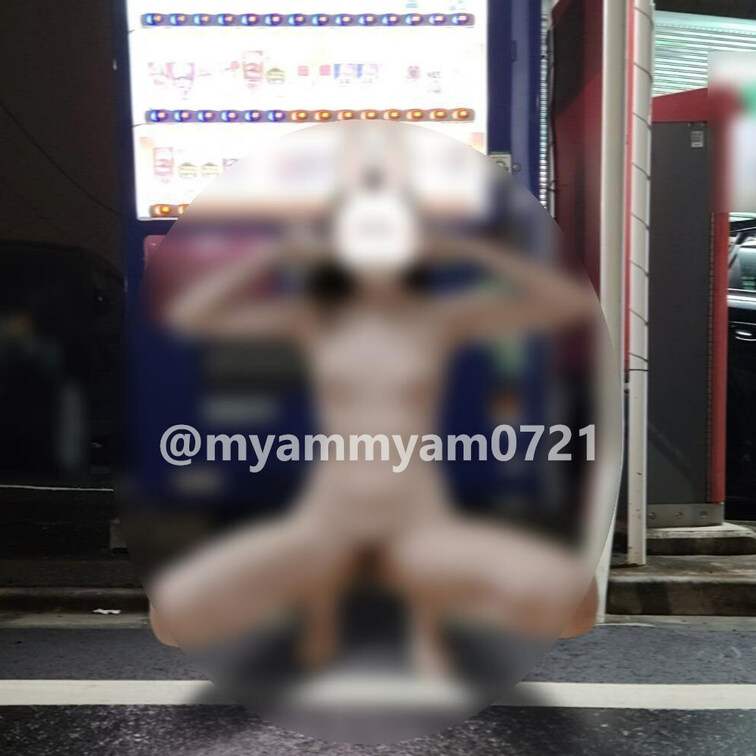 外の自動販売機の前で🐰
ぼかし無しはこちら↓
https://myfans.jp/account/schedulin