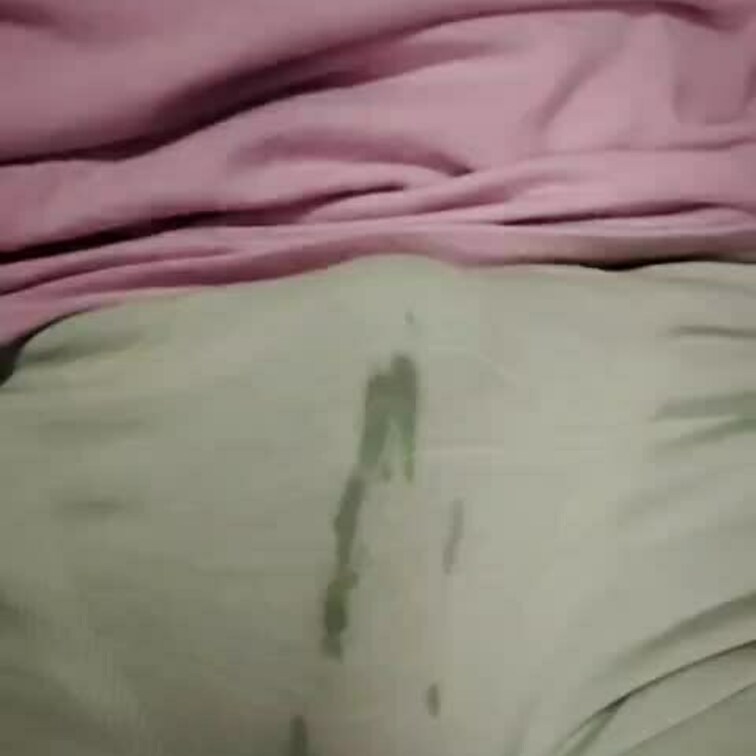 言葉責めされただけでパンツびしょびしょになるくらい興奮しちゃってます。
優しい指先が局部に近付くだけで、びくびくして声