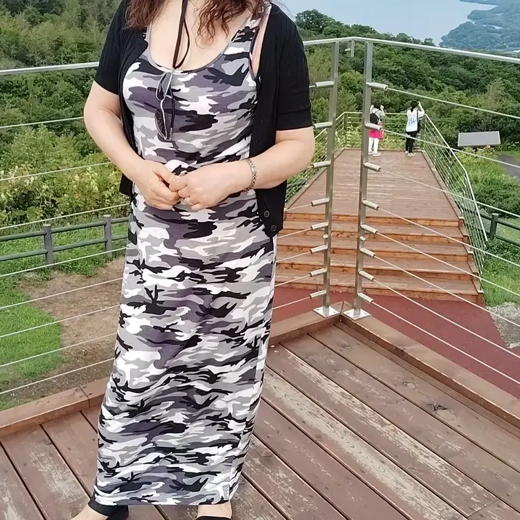 ♥️露出♥️山頂の展望台で巨乳露出

少し曇ってたけど眺めは最高