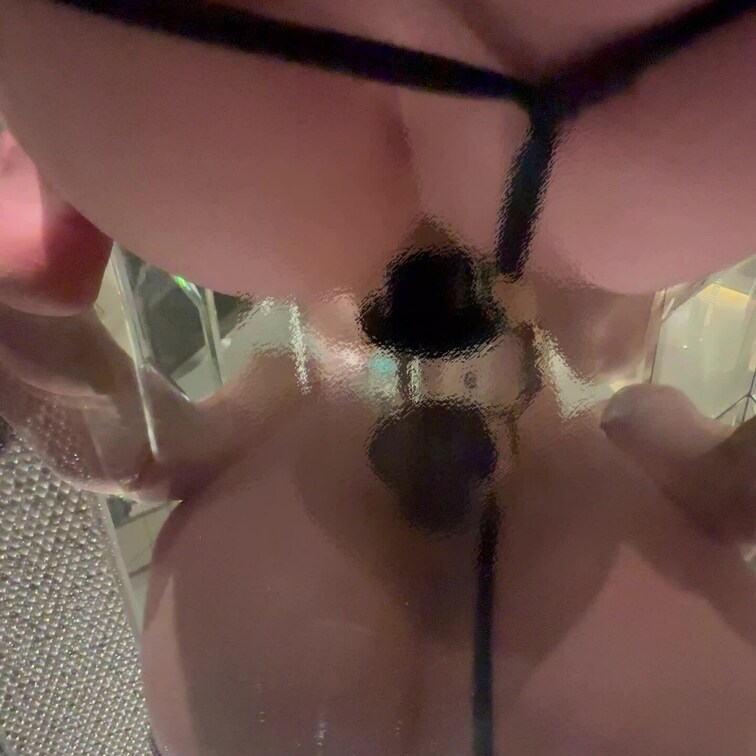 吸盤ディルド👺を床鏡🪞に張付けて騎乗位で乱れるK💃
ディルドでも簡単にイってしまうんだね…🫣
チ◯コ🍌なら何でもいい