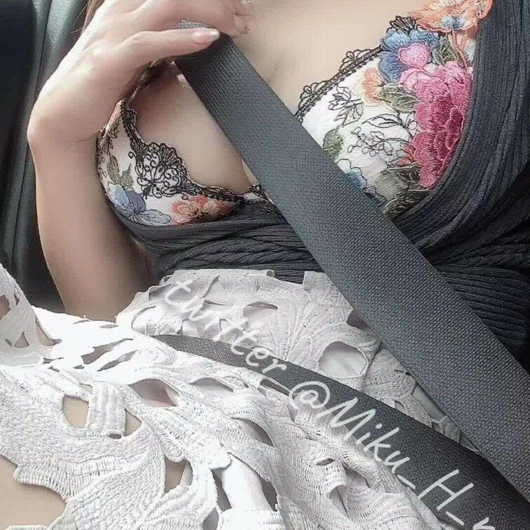 ドライブ中にエッチな格好すると見られるんじゃないかと思ってドキドキします💓

ドライバーさんはあんまり見てくれないの