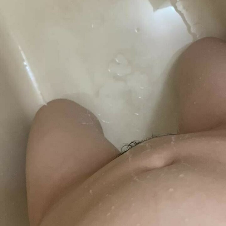 膝立ちおしっこです💕