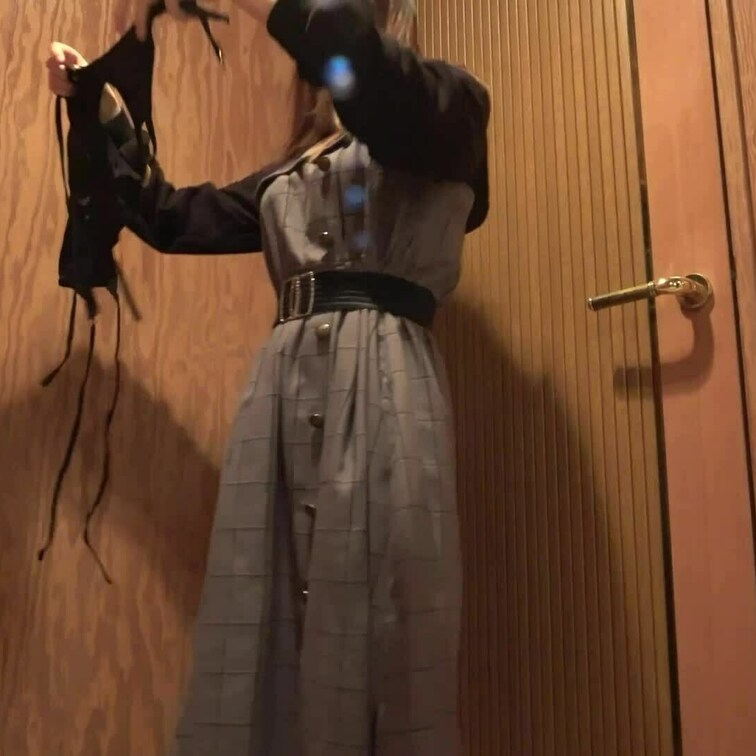 お着換え中
服をドアノブに引っかけるほどの純朴さを汚せると考えるとこの段階から興奮してきます。

本編はこちらから