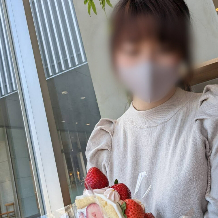 こうやって見ると普通の人妻ですよね?普段は長めのスカートばかり履いてるし💦
昨日はお寿司にいちごたっぷりのケーキのデー