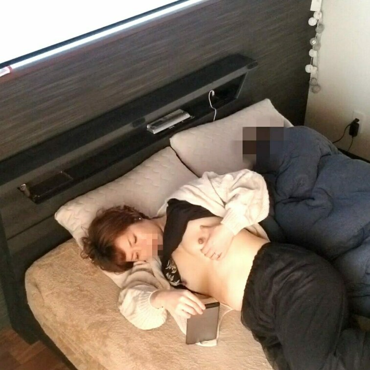 本編もどうぞ・・　

【妻のオナニー＃3】色々演じる妻。今度は私がバックから妻を○○○！






