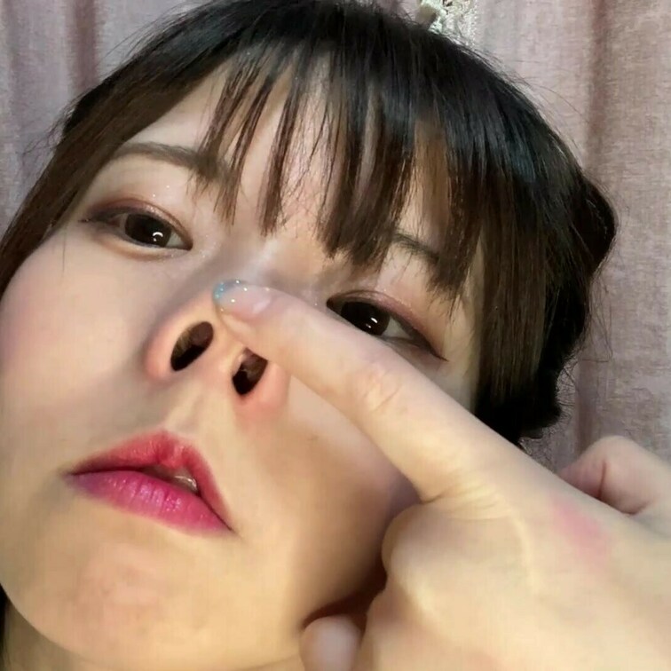 鼻フェチ動画です。鼻フックを付けて、鼻の穴の中まで見せます。