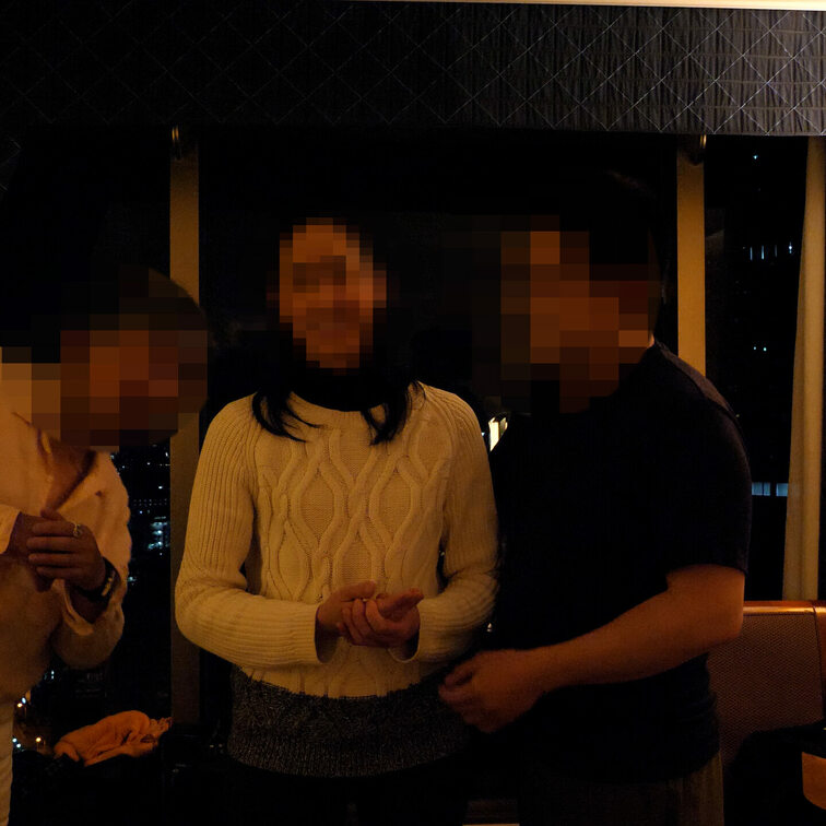 ただいま公開中の「夜景のキレイなホテルで複数シリーズ」からのスクショ①です。妻が４人の男性に輪KANされ、２時間近く○○