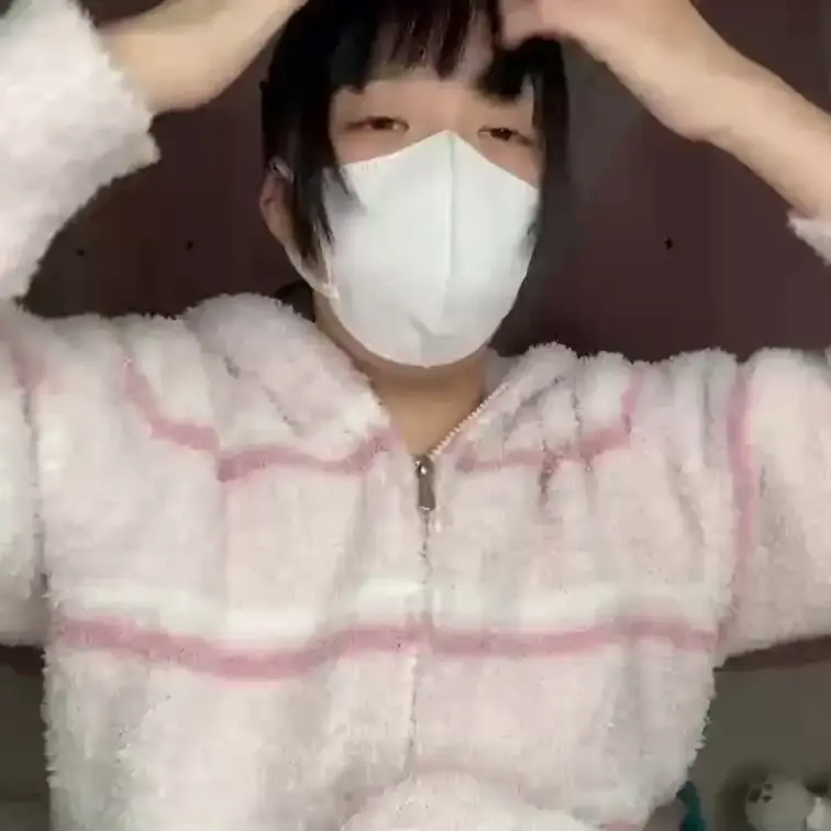 【みれい 20 歳】

みれいさんのライブ配信動画です
生ライブ配信だと、1 回の有料配信を視聴すると、おおよそ平