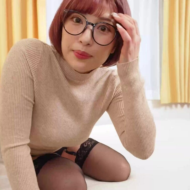 一見、地味な女性だが中々の良い身体をしている。見ると中々大きいサイズの胸をお持ちだ! この大人そうな子が実はエロかった!