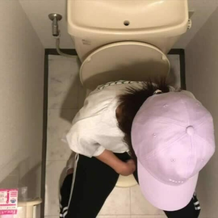 【ファン限定フル動画】🎁

みんなが外出したのを確認した後におもちゃを使ってオナニーする女子高◯生。途中でM字開脚し