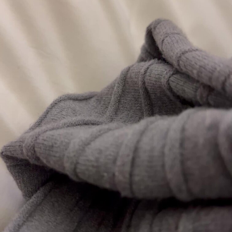 仕事終わりの蒸れたパンスト足が大好きな男子に、ひたすら臭い足を嗅がせるだけの動画