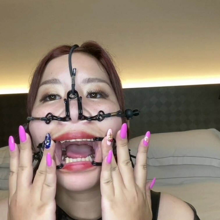 鼻フック動画です。
鼻フックで鼻の奥まで見られ、口の奥まで覗きこまれ羞恥心を剥がされていくmei

後半はペニバン
