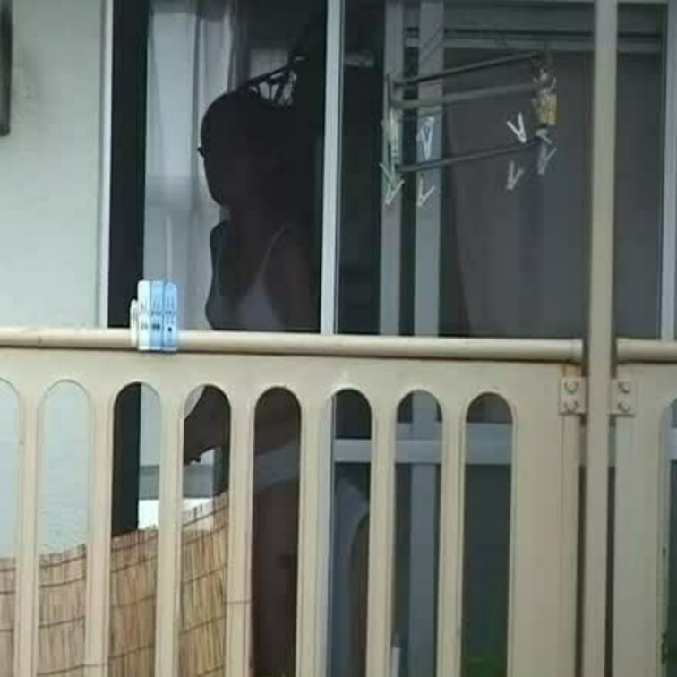 ④わざとベランダに出てきて捲ってパンツ見せてきた。これは昔の話し。引っ越す1週間前、荷物もカーテンも全部片付けて何もない