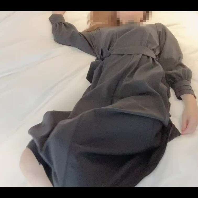 先日の続きです。

貸出されて、ホテルに入ってから、いろいろなポーズを取らされて、
着衣のまま身体をチェックされて