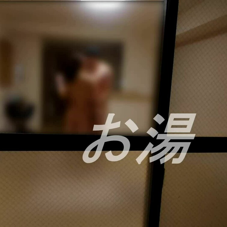268 退去日前の家で外から丸見えセックスする様子です

部屋の真ん中に薄い布団のみ。カーテンもない二階で丸見えだけ