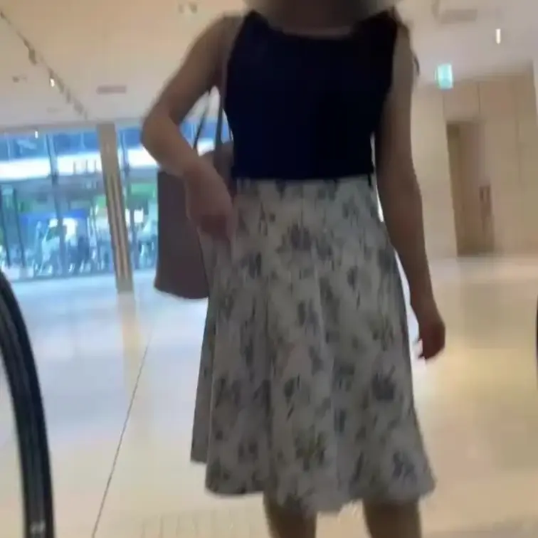 エスカレーターでパンチラ誘惑してくる痴女