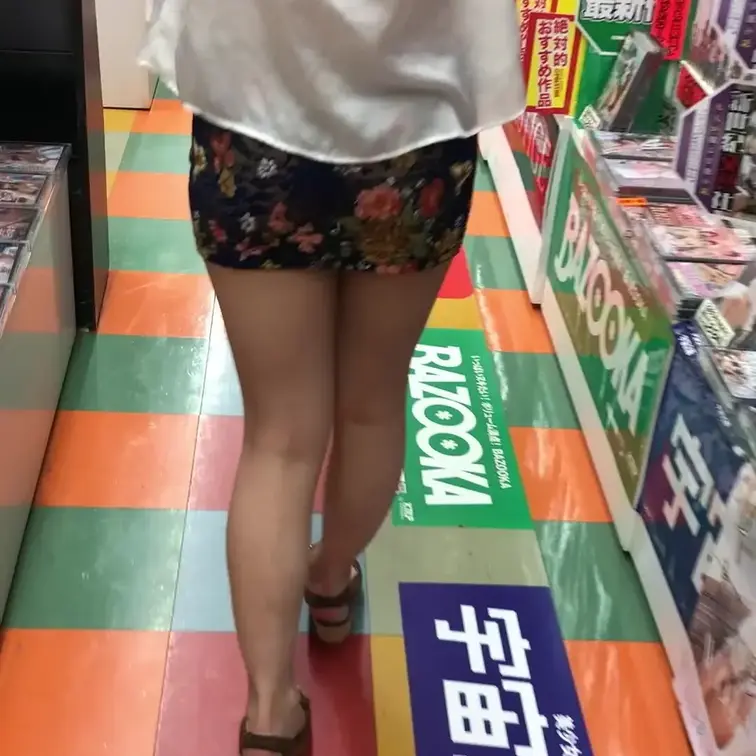 声こそかけられませんでしたが、深夜のエログッズ屋さんで注目浴びてました。

この時でもういい歳でしたが、もちろん自分