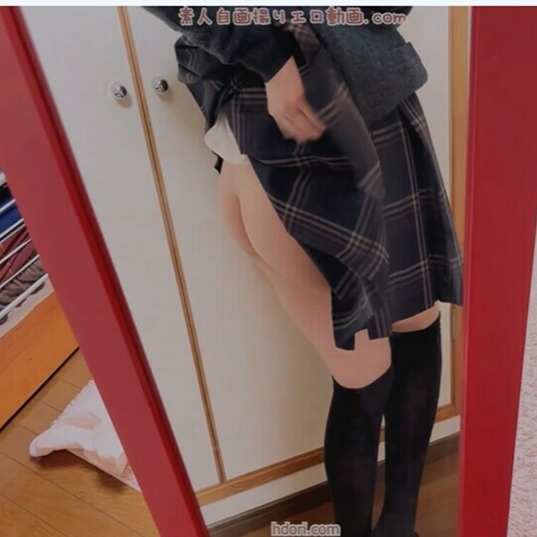 制服のスカートの下はノーパン撮影してきたよ☆
他にやって欲しいポーズあったら教えてね♪