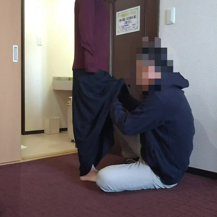 他人棒さんとホテルに入ってすぐ洗っていない妻のオマンコを舐めてました。
ぴちゃぴちゃ水の音が聴こえ恥ずかしいながら濡ら