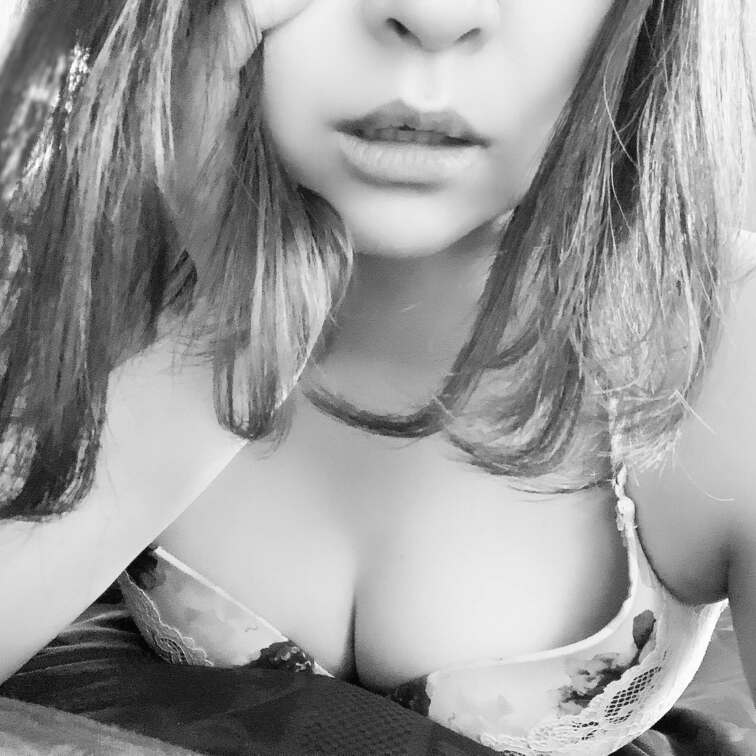 今日から始めます!!!
めいと申します🌻
ブラは謎紐ついてるのがすき!!!(写真2枚目のやつの感じ)
よろしくお願