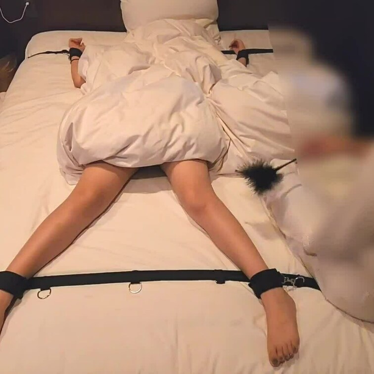 【巨乳○○○彼女】
視覚と体の自由を奪って、羽と電マで好き放題いじめまくりました。
ぷるぷるで大きいおっぱいが最高で