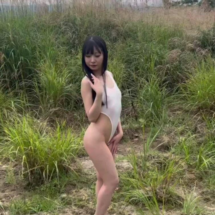 お爺さんカメラマンさん達に裸にされちゃいました！
