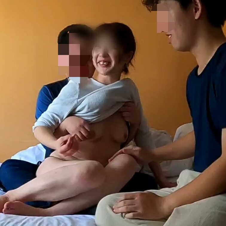 大人気シリーズ。
スレンダー人妻さん　
童貞君を加えて生ハメ童貞卒業３Ｐ
詳しくはこちらをご覧下さい
↓↓↓↓↓
