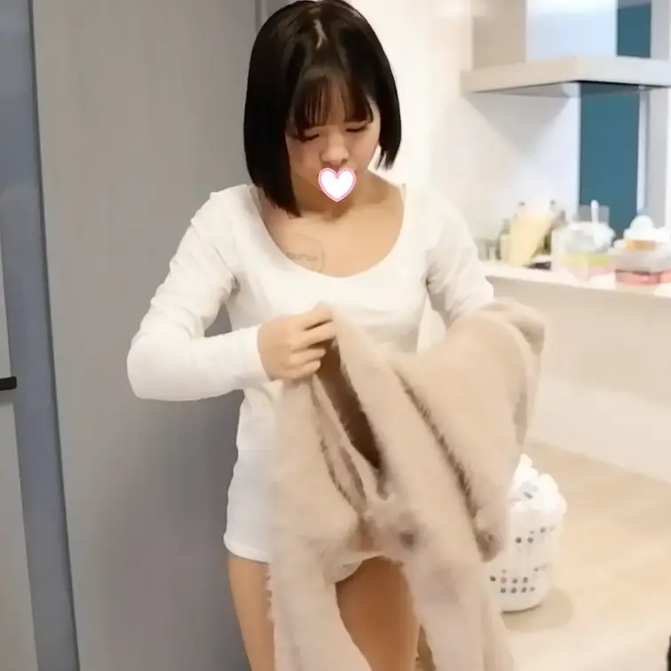りんの撮影終了後の着替え姿。洋服も下着ももちろん自前です。清純派らしく白の下着です。
セクシーアイドル虎の穴・りん