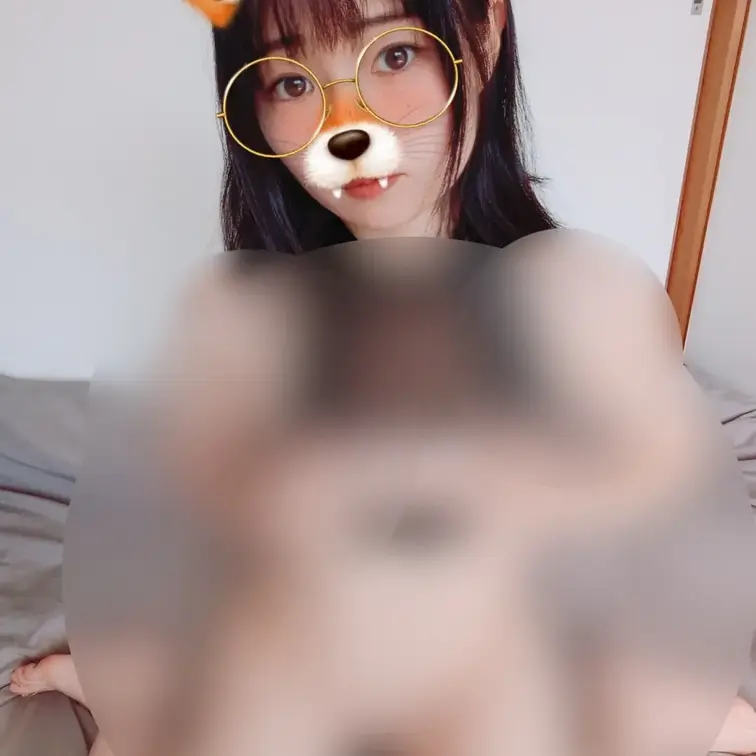 よるほーほー🦉今日もお疲れ様♪
あと少しで週末！ちょっとだけ癒してあげるね
おっぱいのすきま、もっと見たい…？🦊