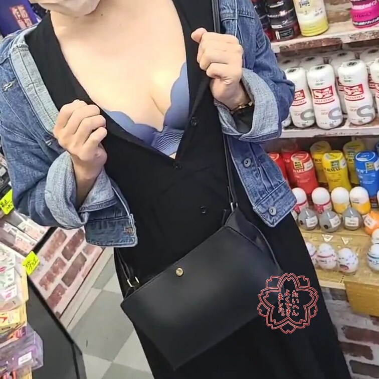 福岡のアダルトショップ(アクセルさん)に行って来ました🎵
撮影許可を頂いたので、隅っこで捕らせてもらいました💜


初心