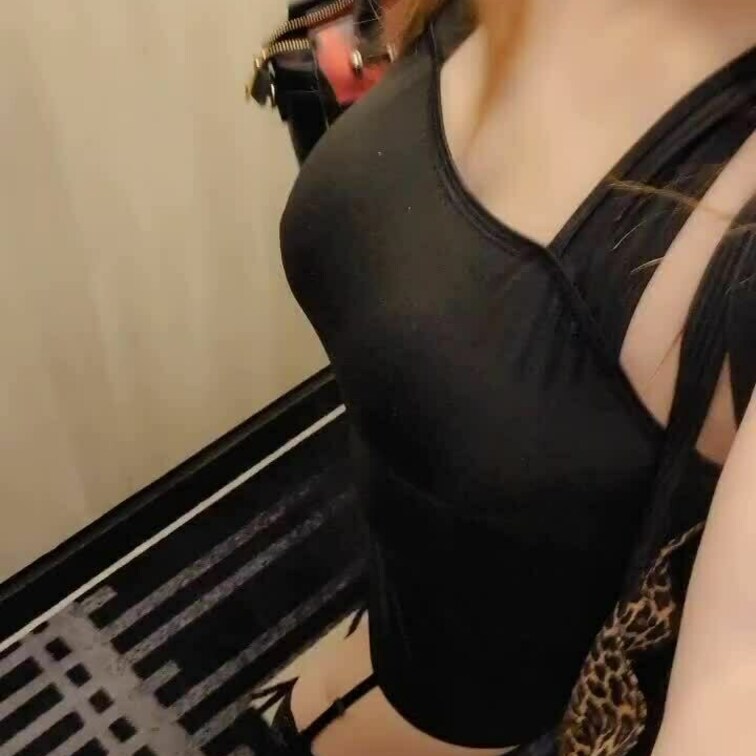 こんな衣装で昨日は、デリヘル出勤させました📸
もう夏のエロエロ💯