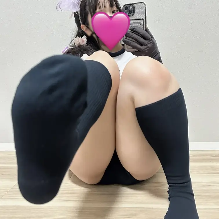 蒸れ蒸れの紺ソくんくんしたい？💕