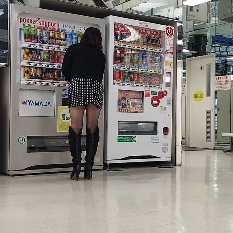 ♥️露出♥️
ミニスカなのに自販機で買う女は
露出女に違いない！

