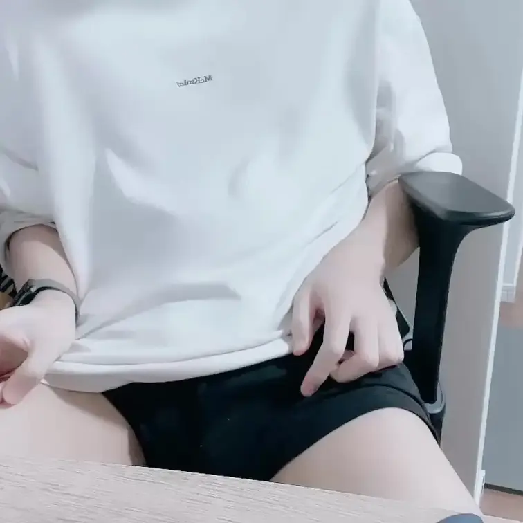 今回は亀頭責めの玩具を使ったよ？
いっぱい先っぽで気持ち良くなっちゃいました...

かなりガチガチに勃っちゃった