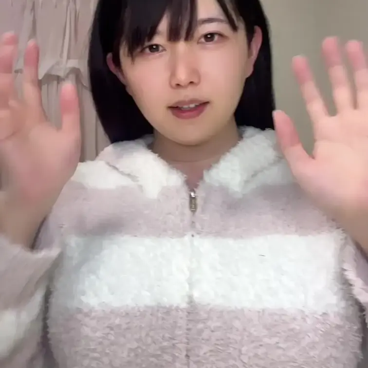 キャミ姿でグラビア撮影からの本格ディ◯ドパイズリしちゃいました♡